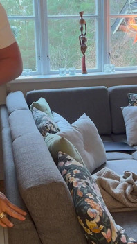 MILF får det bakifrån i soffan och hennes fästman avslutar i munnen