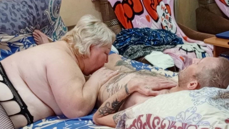 Zona901: Mama vitregă golește bilele mele de spermă făcând o muie...