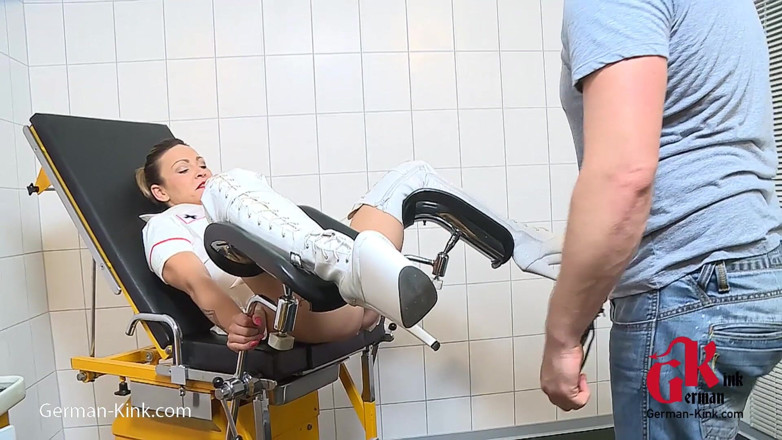 German Kink: Моя покорная шлюшка в латексе в гинекологическом кресле наслаждается с моей новой секс-игрушкой, только изготовленной для нее