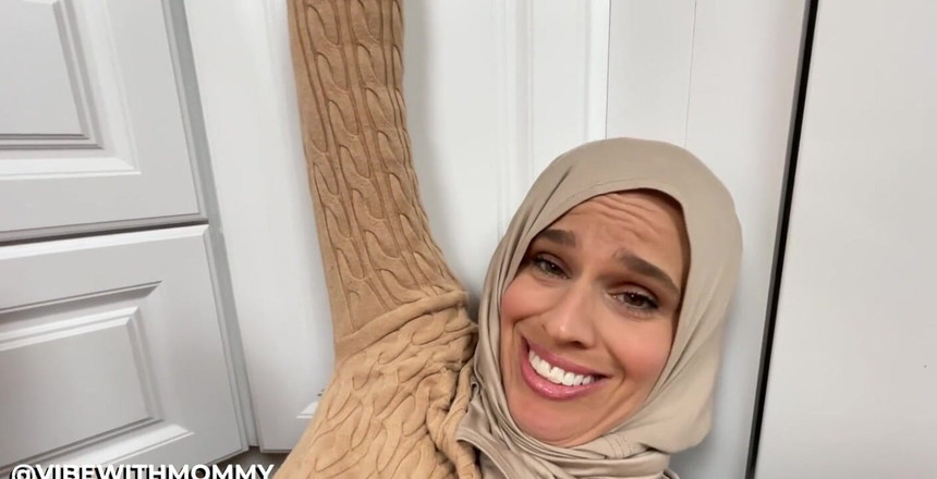 VibeWithMommy: ¡La esposa conservadora hijabi es atrapada viendo porno por su...