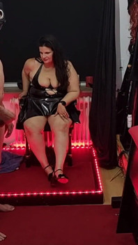 Milf dominatrix ngón tay đeo mặt nạ đít há hốc mồm của nô lệ