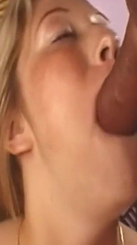 Blondes schätzchen fistet ihre tropfende muschi tief und hart