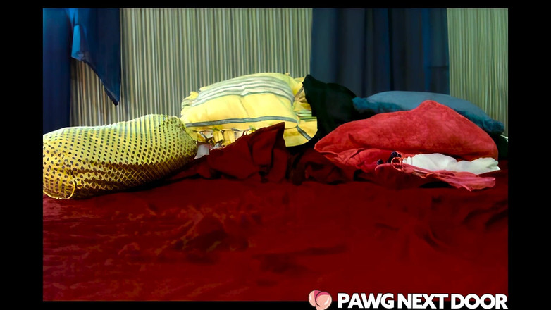 PAWGED: 大屁股熟女把假阳具深深插入湿润的阴户