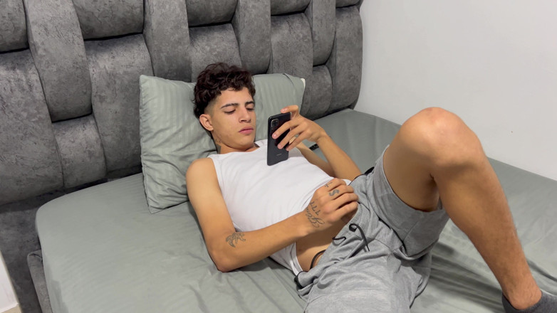 KenaySexxx: Minha jovem meia-irmã me pega minha madrasta e se junta à...