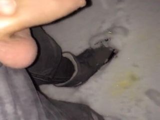 Idmir Sugary: 雪の中で放尿する山のノーカットコック