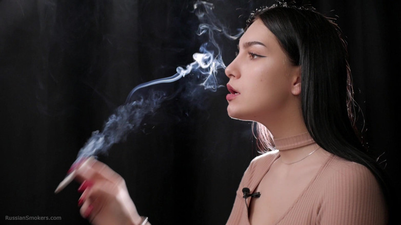 Russian Smokers: Amazing and Sexy Russian Babe Smoking Cigarette