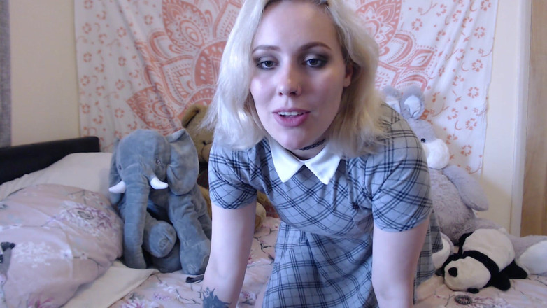 Ripley sweet studio: Mocoso chica universitaria se burla de viejo pervertido