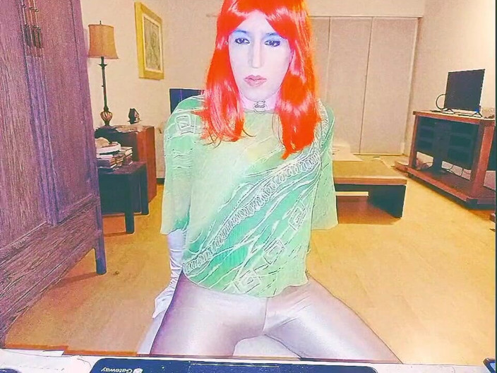 Tammy sissy slave: タミーシッシーは自慰をし、尿で遊ぶ