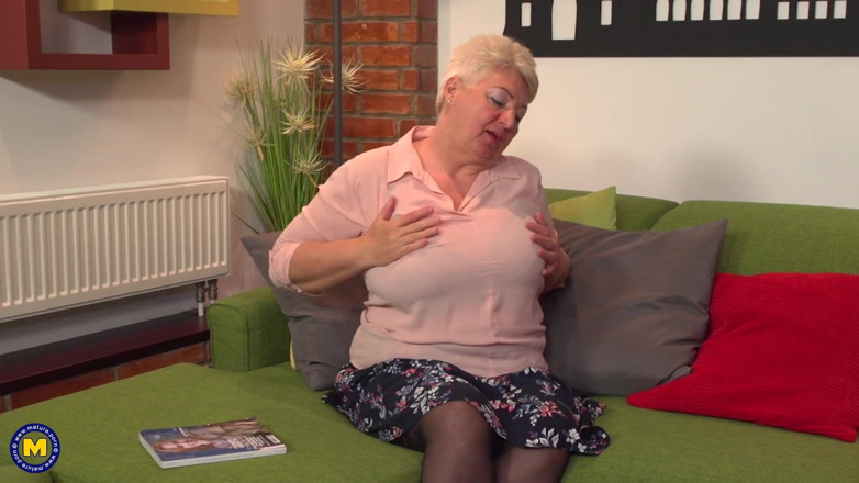 Mature NL: Babcia Astrid Z Dużym Tyłkiem Dotyka Jej Dojrzałej Cipki Na...
