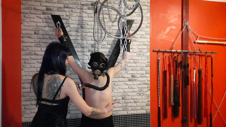 Dominatrix Nika: Gaz maskesi içinde bir köleyle oynuyor