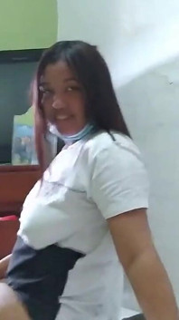 La perra de mi hermanastra colombiana había estado queriendome por mucho tiempo, cuando mi esposa me llamó para follar su coño caliente