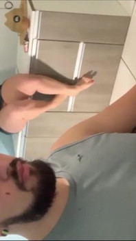 Děvka se přišla nabídnout, zatímco jsem pracoval, a dal jsem jí, co chtěla, péro do zadku