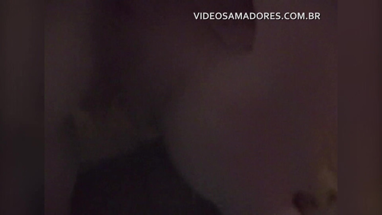 Amateurs videos: Si blonde panas menunjuk-nunjuk untuk kamera dan menghisap zakar jurugambar...