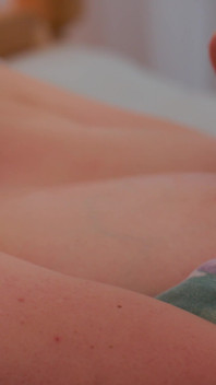 Masturbazione delicata di una miLF in carne a letto.