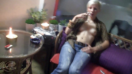 Facial flavor: La bionda sexy si siede e si fuma una sigaretta...