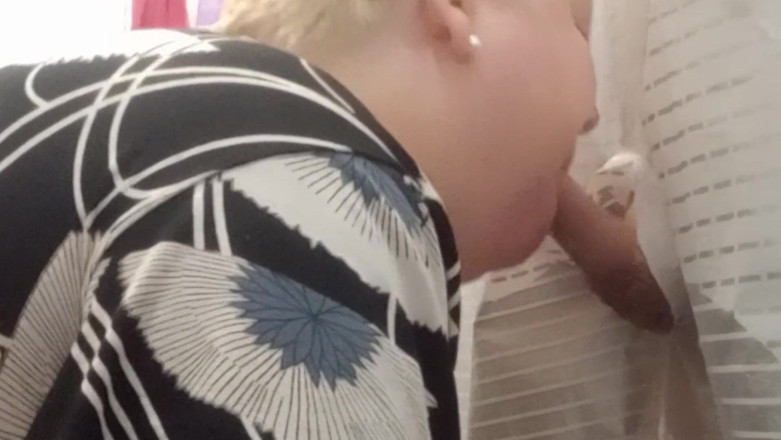 Zona901: Stepmom sucked a dick to a friend thinking that I...