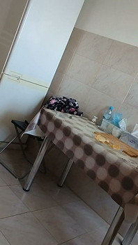 زوجة هاوية في المطبخ، كس مشعر، مؤخرة مشعرة، بزاز كبيرة، حلمات كبيرة، شعر طويل.