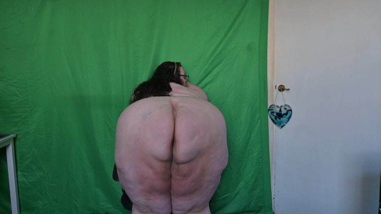 SSBBWLadyBrads: SSBBw strippt auf ihrem bürostuhl
