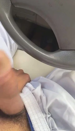 차에서 자지를 가지고 노는 아랍인