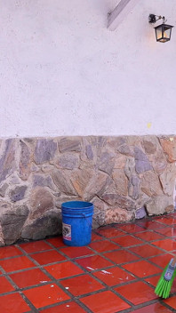 La sorellastra tettona in un piccolo perizoma implora il fratellastro di ricevere l'aiuto finisce in una scopata tabù nel cortile di casa