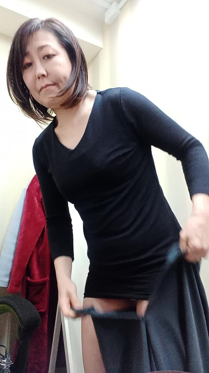 Mayumi Kanzaki: Mulher Madura Trocando De Roupa
