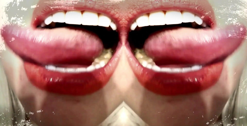 Goddess Misha Goldy: Uma bela gigante russa empurra você para remover suas calças...