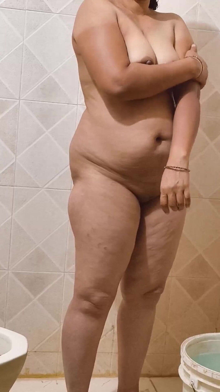 Sexy sindu: Completo quente e sexy nu mostrado enquanto toma banho com...