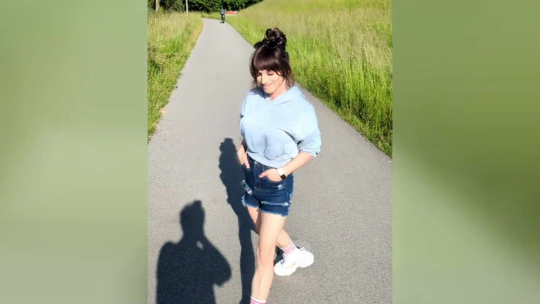 TV_Helena: Sex oralny na zewnątrz dla fana dżinsów! Tranny tyłek pełny...