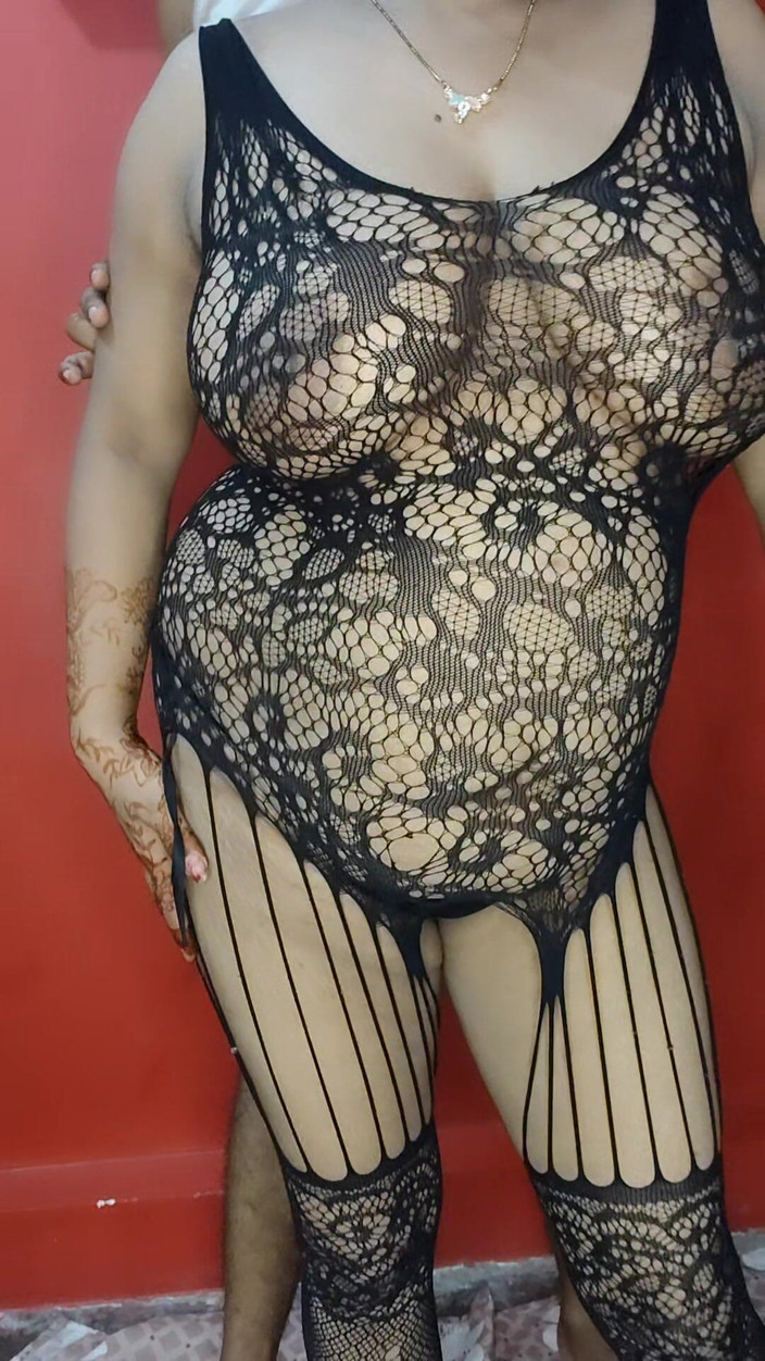 Kavita suman: Индийская толстушка-жена показывает свои пухлые саюки и задницу