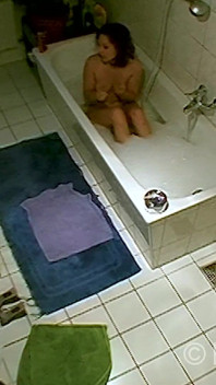 MILF Fa L'igiene Personale in Bagno