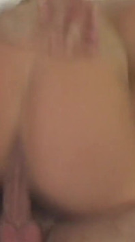 सुनहरे बालों वाली milf(चोदने लायक मम्मी) चीखने वाले चरमसुख के लिए बड़े काले लंड को चूसती और सवारी करती है