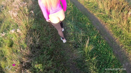 Alisa Lovely: Taxikář vzal dívku z města, aby ji ošukal venku