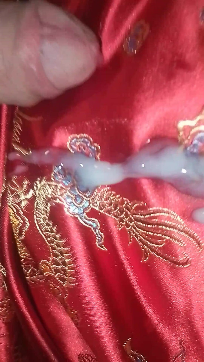 Leatransteen: Lars Damberger tersentak dalam Asia Cheongsam merah