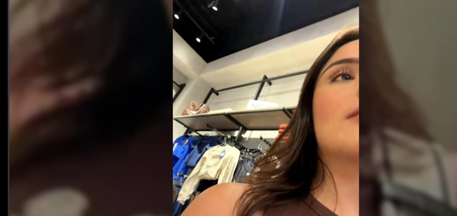 Ayumi Hall: Eu estou experimentando algumas roupas em um shopping, e um...