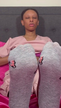 Jururawat eboni mahukan stinky socksnya & kaki menyembah joi