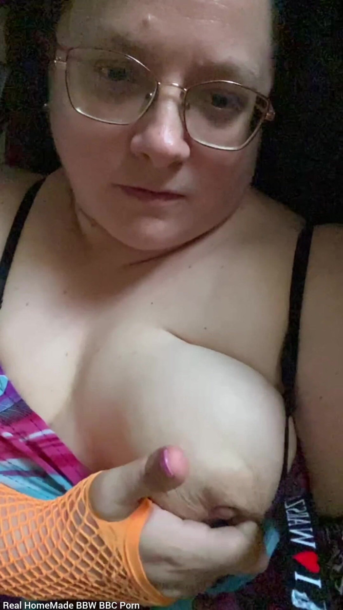 Real homemade BBW BBC porn: Sfregamento stuzzicando spremendo le mie tette attorcigliando i miei capezzoli