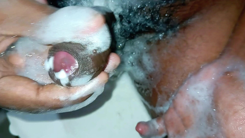 rahuman: Cewek ini lagi asik masturbasi dan bersih-bersih kontol raksasa