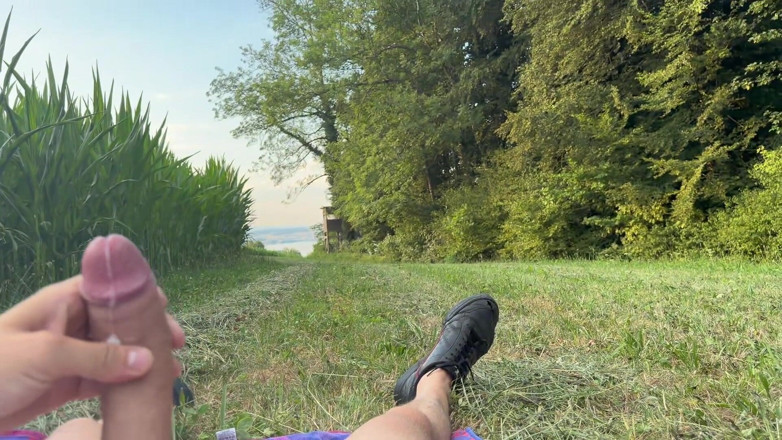 Daddys Legacy: Riskanter Öffentlicher Bwc Streichelt Im Freien Auf Wiese Mit Seeblick - Großer...