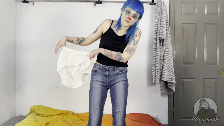 Alice Bean: Писают в пластиковых трусиках