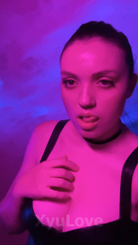 Xyulove Se Roztomile Pózuje Před Kamerou a Všem Svým Odběratelům Dává Jemný Polibek