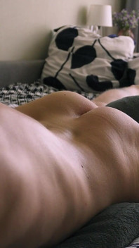 Un Demi-frère Doux Chuchote Du Dirty Talk, Gémit Bruyamment, S’imagine Qu’il Baise Profondément Un Trou Du Cul Étroit