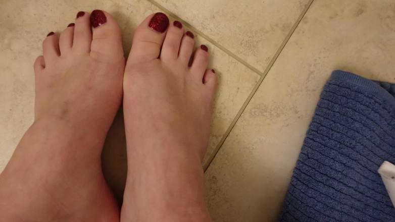 Deanna deadly: Nhanh chóng mới móng chân khoe móng chân màu đỏ lấp...