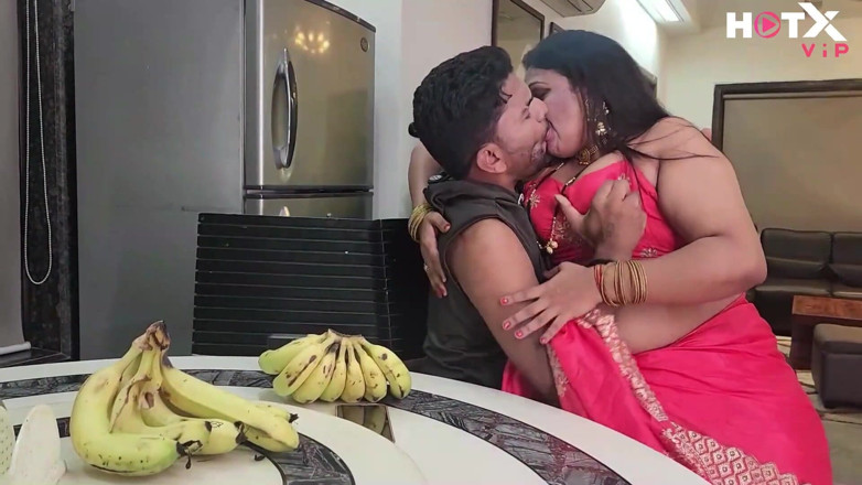 Indianxxx nude: Büyük memeli Hintli orta yaşlı seksi kadın sari soyunuyor ve...