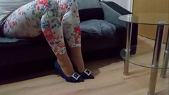 High Heels Kingdom: Кроссдрессер болтает в сексуальных синих джинсах с заостренным паском, высокие каблуки, накачки с застежкой