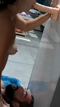 唾を飲み込みながらディルドをしゃぶり、唾を吐く屈辱