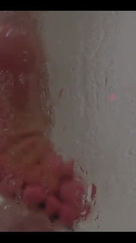 Ti ho sorpreso a guardare i miei piedi sotto la doccia