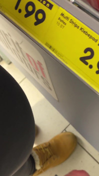 Branlette extrêmement risquée dans un supermarché et éjaculation sur le produit :p !