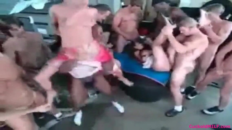 Cuckold MILF: MILF cuckold - MILF cuckold kita semua tentang permainan cuckold. Kawan-kawan...