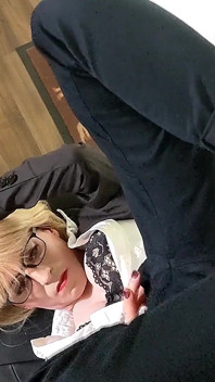 La secrétaire salope Mlle Helena - au lieu de dicter, elle reçoit son propre sperme sur le visage !