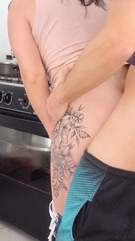 Verheiratete hausfrau in jeansshorts erhält den klempner